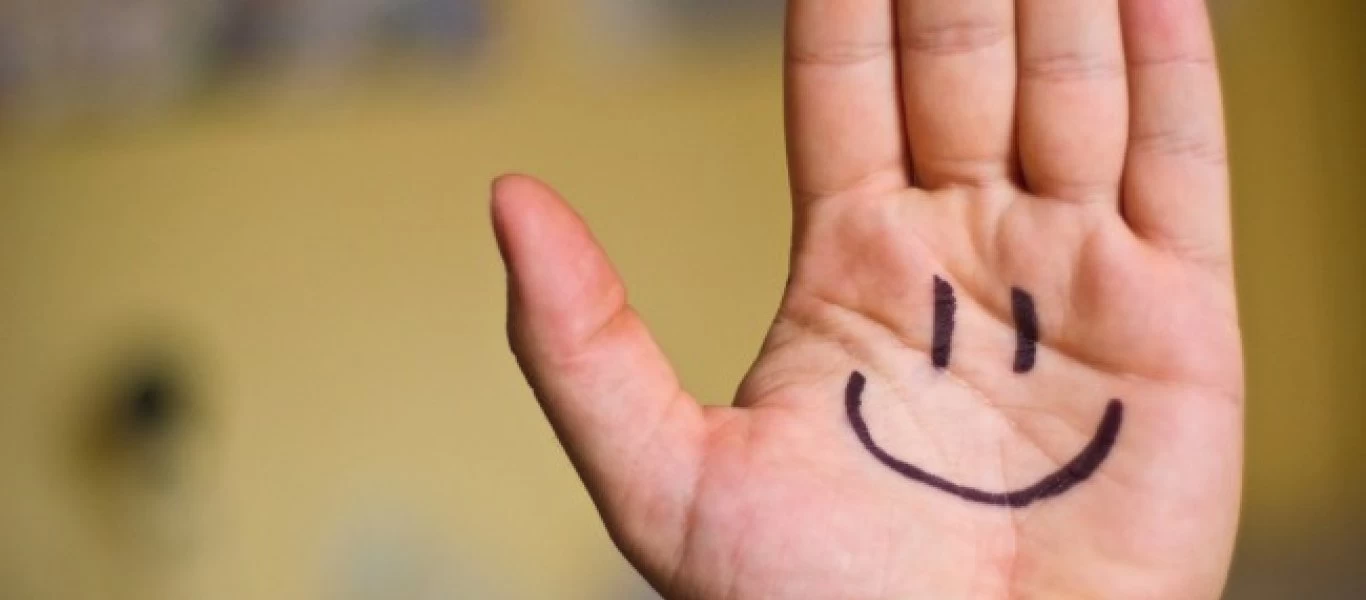 Κι όμως σε αυτή την πόλη υπάρχει νόμος που σου επιβάλλει να είσαι πάντα... χαρούμενος